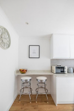 Gorgeous Modern Apartment near Redhill Station inc Private Garden & Parking